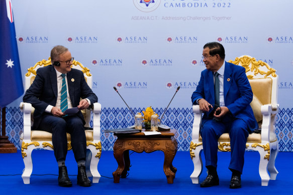 澳大利亚总理安东尼·艾博年与东道主柬埔寨首相洪森举行了双边会晤。