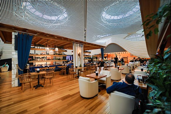 The lounge in Istanbul can get crowded.