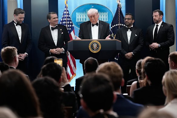 Presiden Donald Trump berbicara di Gedung Putih setelah penembakan sementara Wakil Presiden JD Vance, jaksa agung sementara Todd Blanche, direktur FBI Kash Patel, dan Sekretaris Keamanan Dalam Negeri Markwayne Mullin mendengarkan.