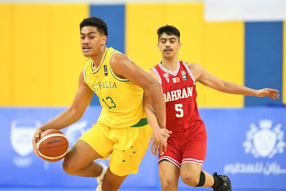Roman Siulepa (left) in 2022 representing Australia at the FIBA Under-16 Asian Championship.