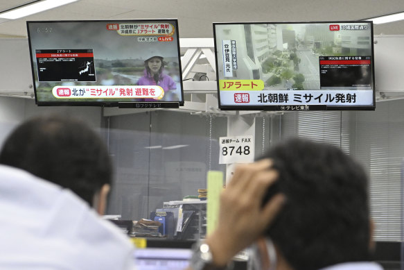 Tokyo'daki TV ekranları, Kuzey Kore'nin füze fırlatmasıyla ilgili haberleri yayınlıyor.