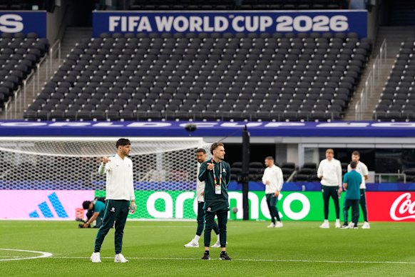 Os jogadores do Socceroos durante uma inspeção do campo na noite anterior à partida da Copa do Mundo no Egito.