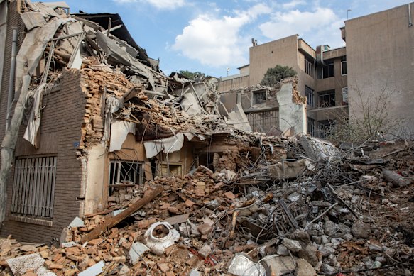 As consequências de um ataque americano-israelense a um edifício residencial em Teerã.