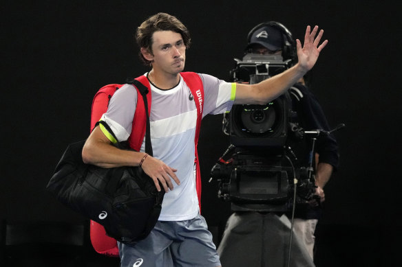Alex de Minaur farewells tonight’s crowd.