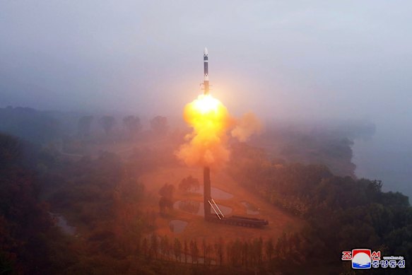 Uma imagem da mídia estatal norte -coreana mostra o lançamento do teste do novo ano intercontinental de mísseis balísticos.