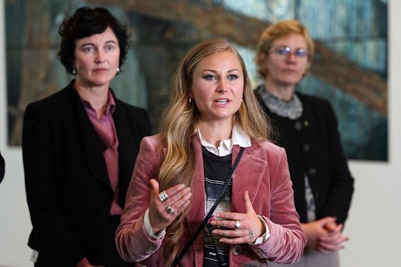 Grace Tame ganó el premio Australiana del Año 2021 por su defensa de los sobrevivientes de abuso.