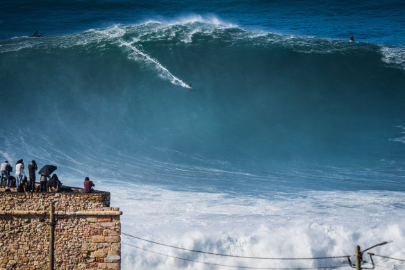Sebastian Steudtner rides a wave at Nazare in 2020.