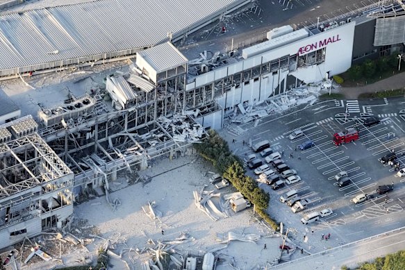 Immagine aerea che mostra il centro commerciale AEON danneggiato dopo un terremoto a Kashima, nella prefettura di Kumamoto, nel Giappone meridionale.