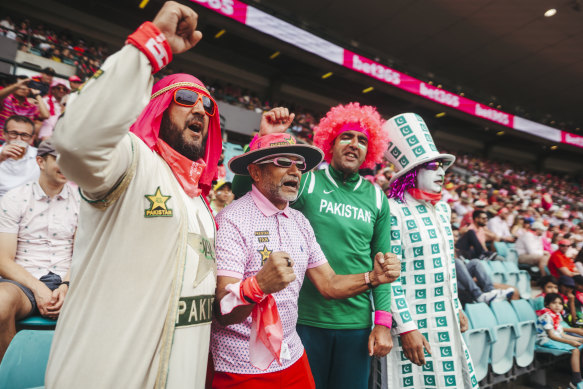 “Mr Pakistan” alongside fellow Pakistan super fans Ajaz Beg, Zain Jeewanjee, and Nadeem Amin.