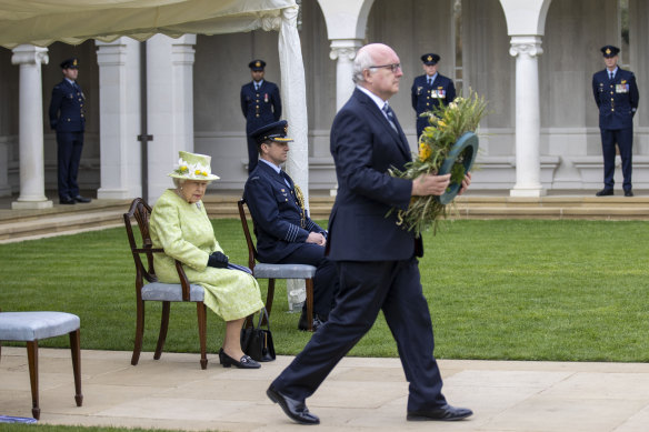 High Commissioner George Brandis lays a wreath at the socially-distanced anniversary service. 