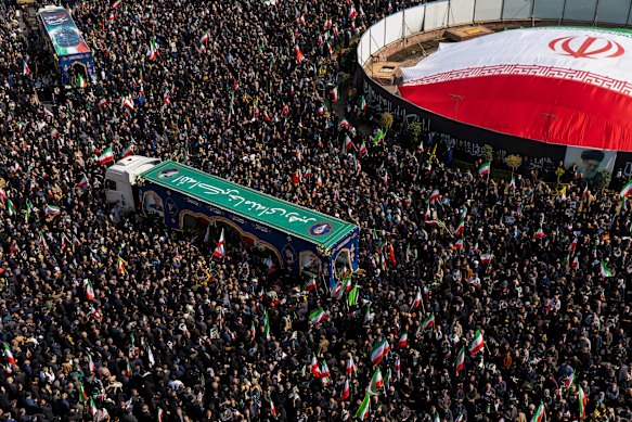 Grandi folle si sono radunate a Teheran il 18 marzo durante un funerale congiunto di Ali Larijani e del generale Gholamreza Suleimani.