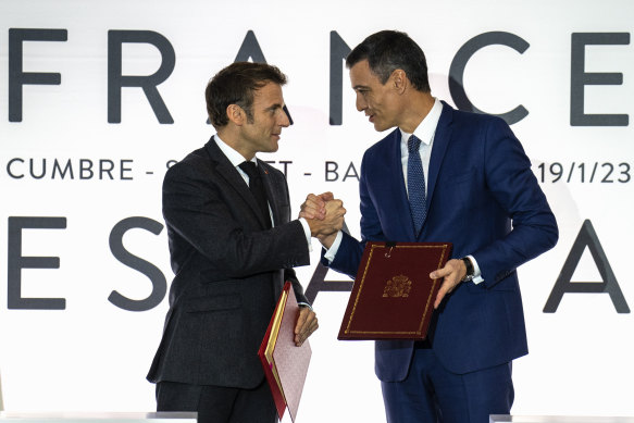 Fransa Cumhurbaşkanı Emmanuel Macron, İspanyol mevkidaşı Pedro Sánchez ile Barselona'da bir araya geldi. 
