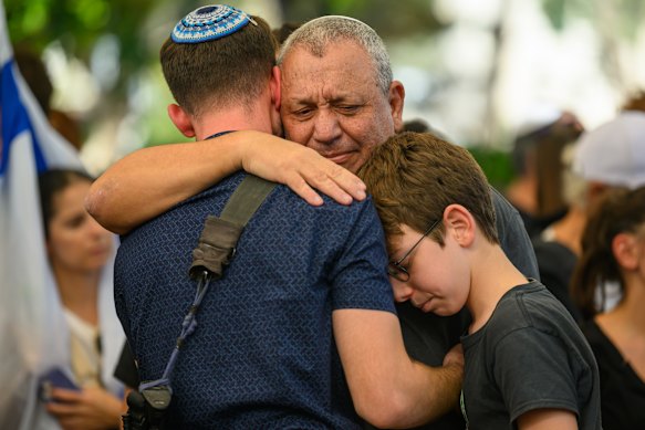L'ex capo dell'IDF Gadi Eisenkot abbraccia la famiglia e gli amici al funerale di suo figlio Gal Meir Eisenkot, 25 anni, nel 2023.
