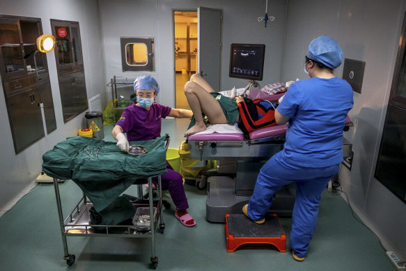 Guo Meiyan, Kasım ayında Pekin Mükemmel Aile Hastanesinde bir IVF transferi embriyo prosedürü sırasında.