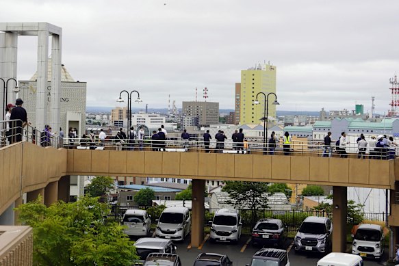 As pessoas se abrigam em um local de evacuação temporária em Kushiro, Hokkaido, norte do Japão.