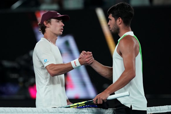 Alex de Minaur meets world No.1 Carlos Alcaraz at the net after their quarter-final match Tuesday night. 