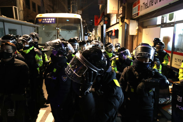 Police guard the Seoul Western District Court after the president’s supporters stormed the building.
