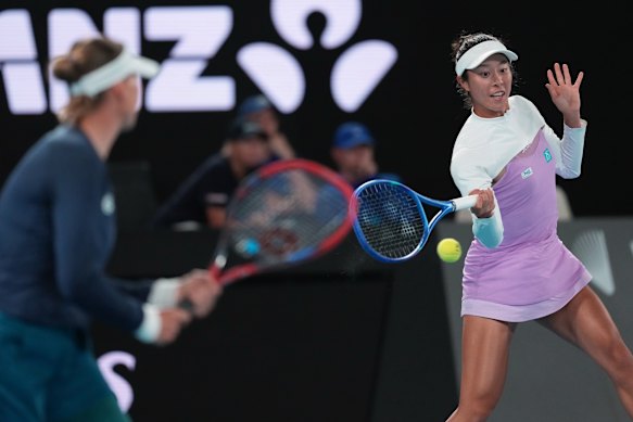 Ena Shibahara (right) of Japan and Russian Vera Zvonareva.