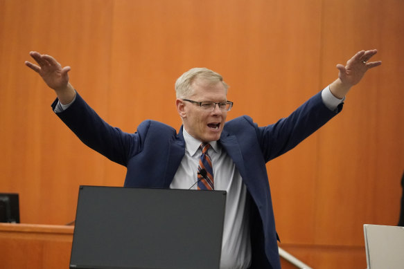 Avukat Steve Owens, müvekkili Gwyneth Paltrow'un kendisine dava açan 76 yaşındaki adamla karşılaşmadığını öne sürerek kapanış konuşmasını sunarken mahkemeye çıkıyor.
