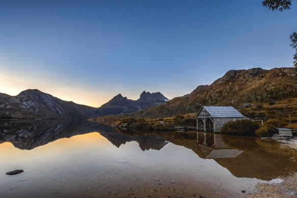 Dove Lake at Cradle Mountain, Tasmania.