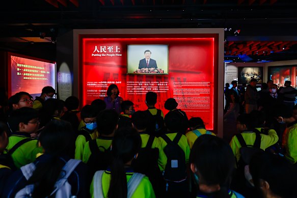 Gli studenti ascoltano una visita guidata che presenta le priorità del presidente cinese Xi Jinping alla mostra sulla sicurezza nazionale all'interno del Museo di Storia di Hong Kong.
