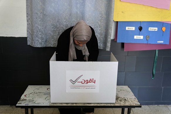Uma mulher palestina votando na Cisjordânia no sábado.