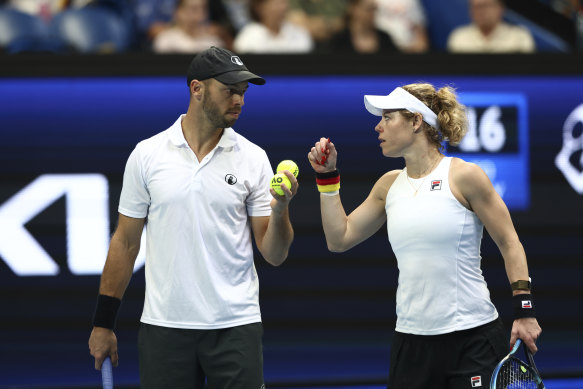 Tim Puetz and Laura Siegemund win the mixed doubles for Germany.