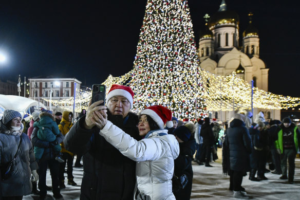 People gather in the centre of the Russian far east port of Vladivostok to celebrate the new year 2025. 