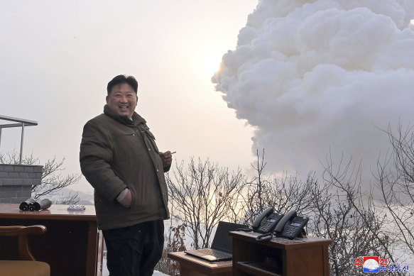 Kim Jong-un, 15 Aralık 2022'de Kuzey Kore'deki Sohae Uydu Fırlatma Sahasında bir 