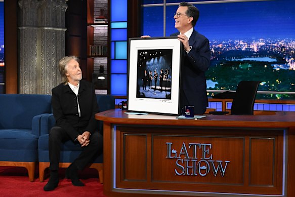 O presente de despedida de Paul McCartney para Stephen Colbert – uma foto dos Beatles aparecendo no mesmo set do Ed Sullivan Show, 62 anos atrás. 