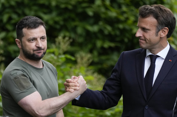 French President Emmanuel Macron (right) has strongly backed Ukraine and its president Volodymyr Zelensky (left).