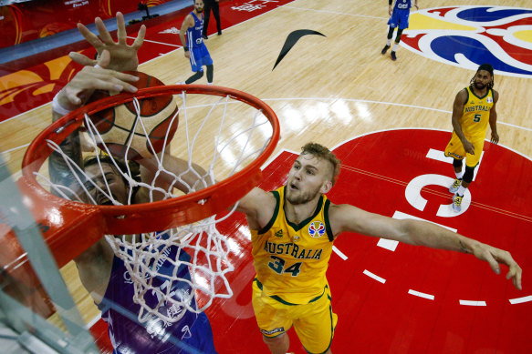 Jock Landale has signed with Melbourne United.