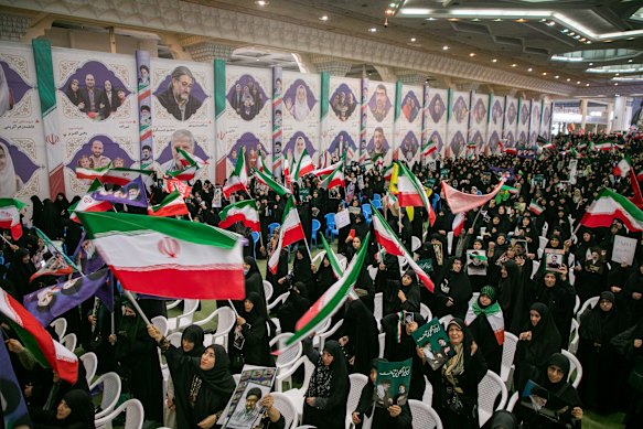 La gente sventola bandiere e tiene in mano i ritratti dei morti nella moschea dell'Imam Khomeini Mosalla a Teheran, in Iran, nel fine settimana per commemorare le vittime dell'attuale guerra USA-Israele e dei conflitti precedenti.