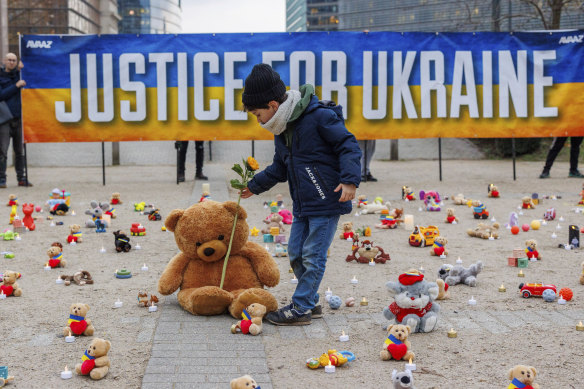 Şubat ayında Brüksel'de Avrupa Komisyonu önünde düzenlenen bir protesto, binlerce Ukraynalı çocuğun Rusya tarafından kaçırıldığına dikkat çekti.