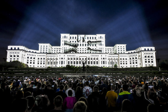 Romania’s Palace of Parliament is the world’s heaviest building and is so vast because it was intended to accommodate the country’s entire federal bureaucracy. 