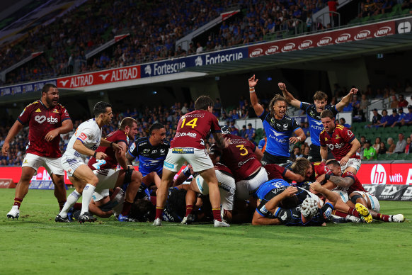 The Force work to the try line against the Highlanders.