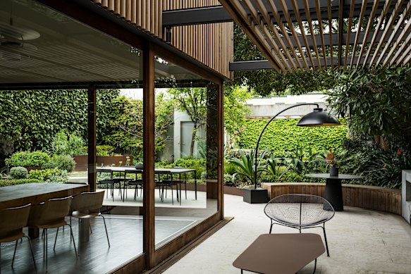 This South Melbourne project’s alfresco dining area acts as a visual mid-point.