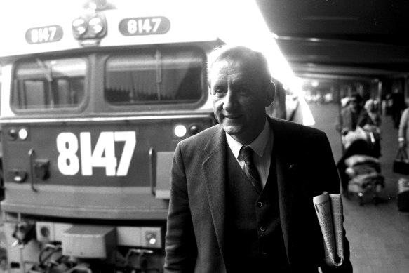 Tim Fischer MP arrives at Sydney's Central Station by the Southern Aurora in 1986.