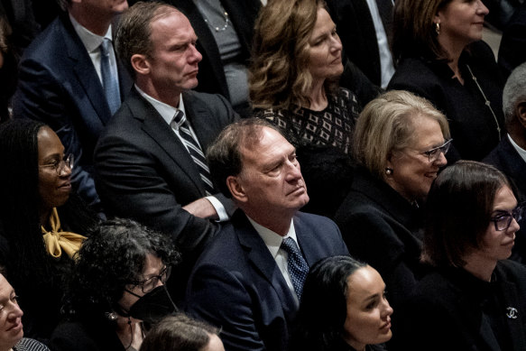 Le juge associé de la Cour suprême Samuel Alito, au centre, lors d'une cérémonie commémorative pour la juge Sandra Day O'Connor à la cathédrale nationale de Washington en 2023. 