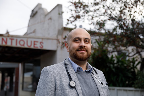 Dr Mina Gobrial migrated from Britain to work as a GP in Australia. He enjoys working at a regional practice in Boolaroo, Lake Macquarie. 