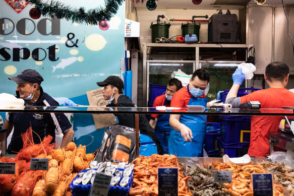 Workers at the Queen Victoria Market had a busy Christmas Eve morning, as people stocked up on food to celebrate. 