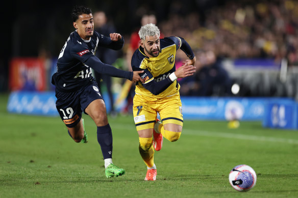 Daniel Arzani and Christian Theoharous chase after the ball.