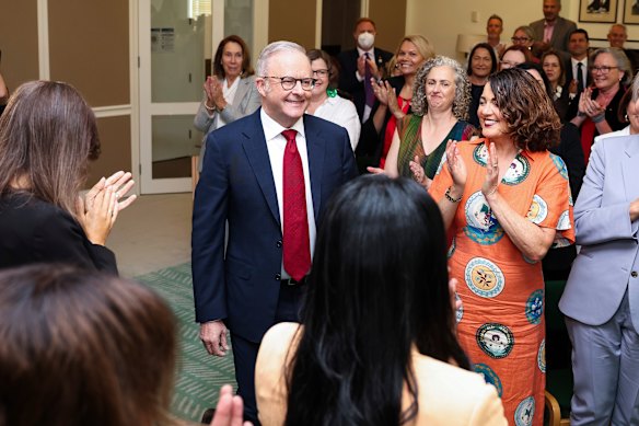 O primeiro-ministro Anthony Albanese chega à reunião do grupo Trabalhista na segunda-feira.
