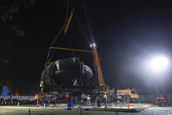 Ouroboros being craned into position at the front of the National Gallery of Australia.