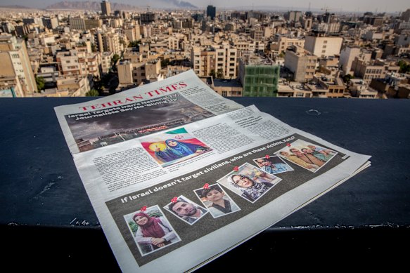Uma cópia do jornal do Irã mostrando pessoas mortas no recente Israel, em Teerã, Irã, em 17 de junho de 20225, mas cento e morreu em sua própria casa e nos cavaleiros e designer gráfico.