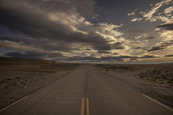Route 288'in döşeli alanı, Arjantin'in Patagonya bölgesinde aniden sona eriyor. 
