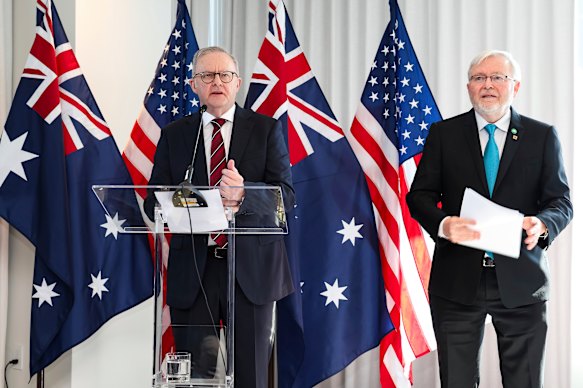 Duta Besar Albanese dan Australia untuk Kevin Rudd AS di Seattle pada bulan Juni.