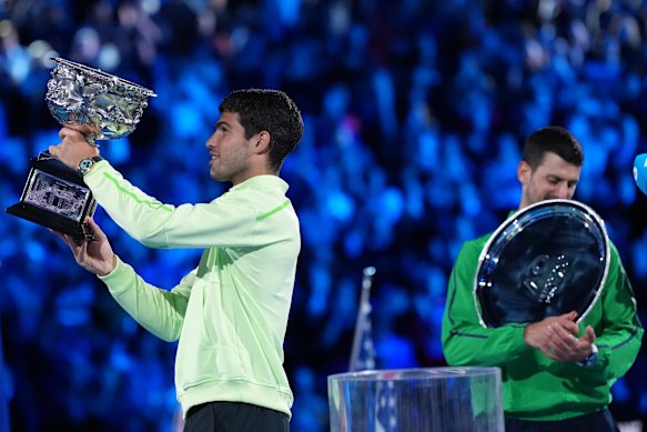 Alcaraz segura os espólios da vitória enquanto Djokovic se familiariza com os troféus de vice-campeão pela primeira vez no AO.