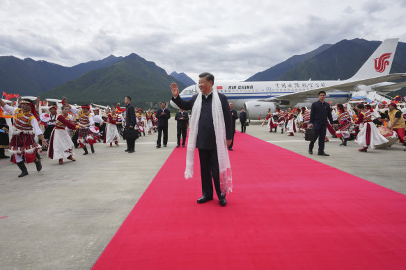 Chinese President Xi Jinping waves as he arrives at the airport in Nyingchi in western China’s Tibet Autonomous Region.