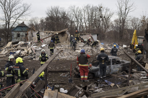 Operatori di emergenza presso il sito di una casa distrutta a seguito di un attacco missilistico russo a Kiev, in Ucraina, il 29 dicembre.